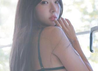 Habin夏彬(하빈)又来了，MissDica在水中又怎能不拍出好看的最新图片呢？