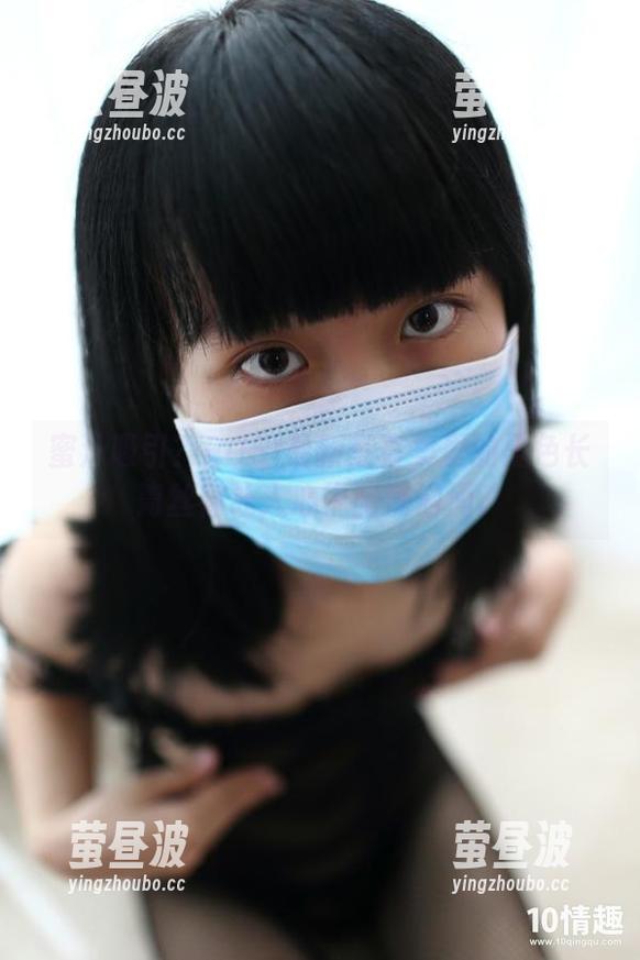 ROSI口罩 蜜汁吸引?ROSI最新写真集里的黑色长筒丝袜让人心中暗潮汹涌。