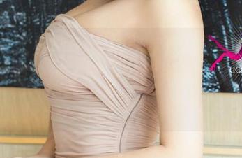 UGirls尤果网 – 阿依努尔瓦娅万圣节图包，别被装扮迷了眼，专注她的“鬼”魅姿态！