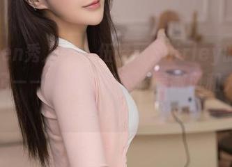 Xiuren秀人网 – 伍晓丽Shirley的天台奇遇记——高清写真集满是微风和大胆的色彩。