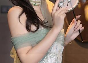Xiuren秀人网 – 当陆萱雅化身女王，图册里分享的每一刻都像在“说服”我做个勇敢的人。