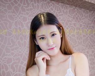 YouWu尤物馆 – 笔电旁的Kely香香，就像是办公室写真中游走的幽灵，难以捉摸。