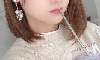 图片中けん研化身兔女郎，那个表情，唉，资源太过分了，根本不想移开目光。