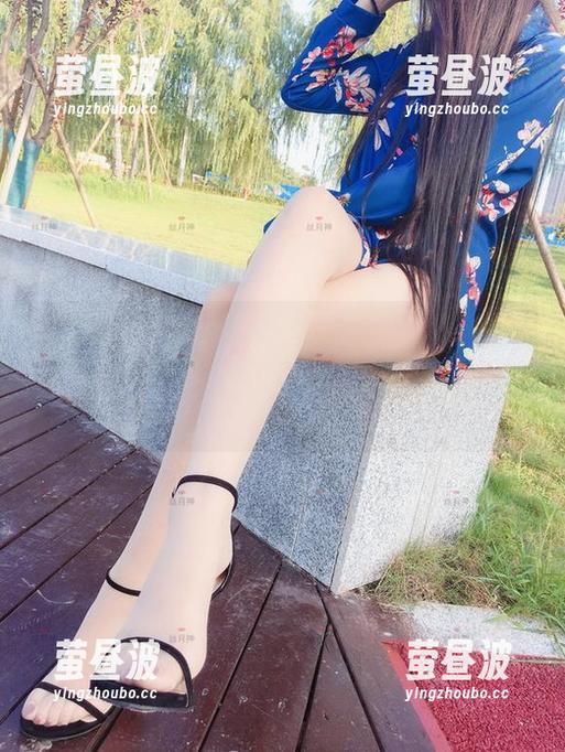 丝月神 微密圈 - 看完丝月神的私房写真,我决定也去尝试一下这些迷人的礼服……但结果可能很惨。