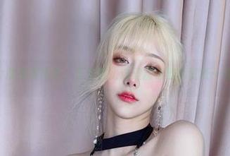 啾小妍Deer的美图出炉，金发芭比这波颜值就像壁纸一样持续升温！