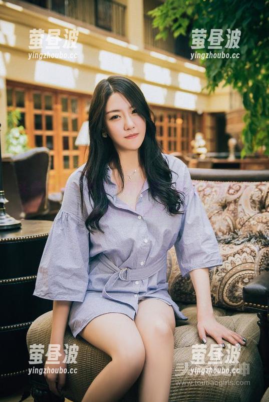 头条女神 - 尹菲户外图包，风里飘着的不止是她的裙子…