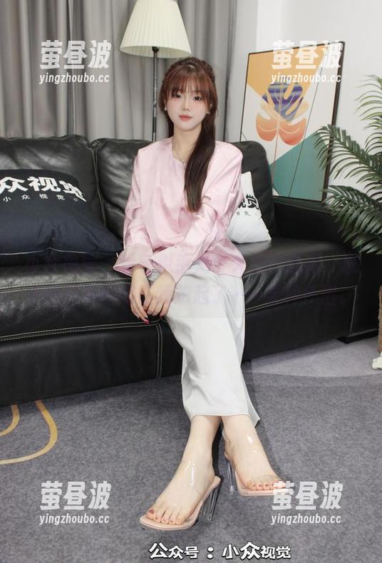 小众视觉 - 粉色似乎是个大胆的选择，惠子的这本图册让我想起了……某种怀旧。