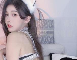 白色蕾丝装扮下的小小奶瓶儿，满分仙女气息，作品就像抵达云端的妩媚。
