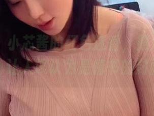 微密圈 – 小芯酱的红色迷香，照片免费奉上，让人误认为是情书的封面。