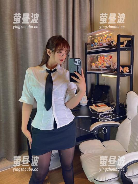 微密圈 - 张思允nice和泳池的绝妙组合，这套写真就像是清新的夏日风，扑面而来！