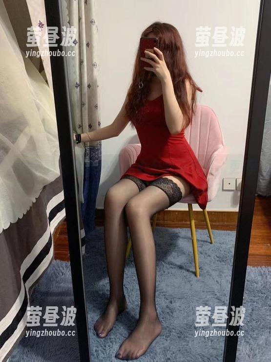 微密圈 - 提袜少女的办公室新照片，更新让人猜测她真在“忙”什么咯？