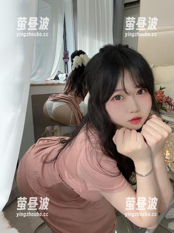 是依酱呀又来了！私拍的jk制服惹得我多看了几眼