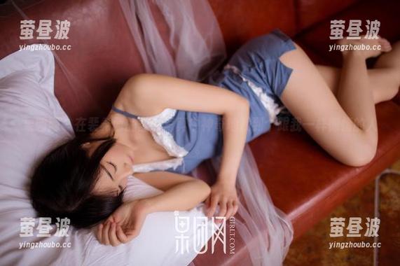 果团网-裴希西 果团网 - 在裴希西的圣诞写真中神奇地找到个跟我一样懒惰的人。