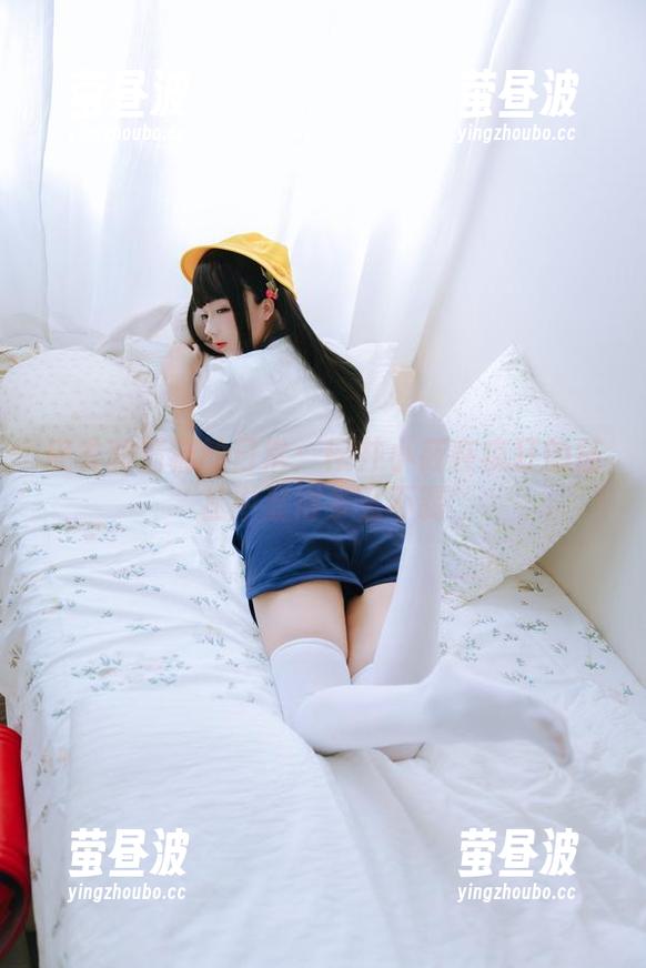 皮衣和猫猫的日常：樱井小莜在疯狂的猫丛中显得多么不羁