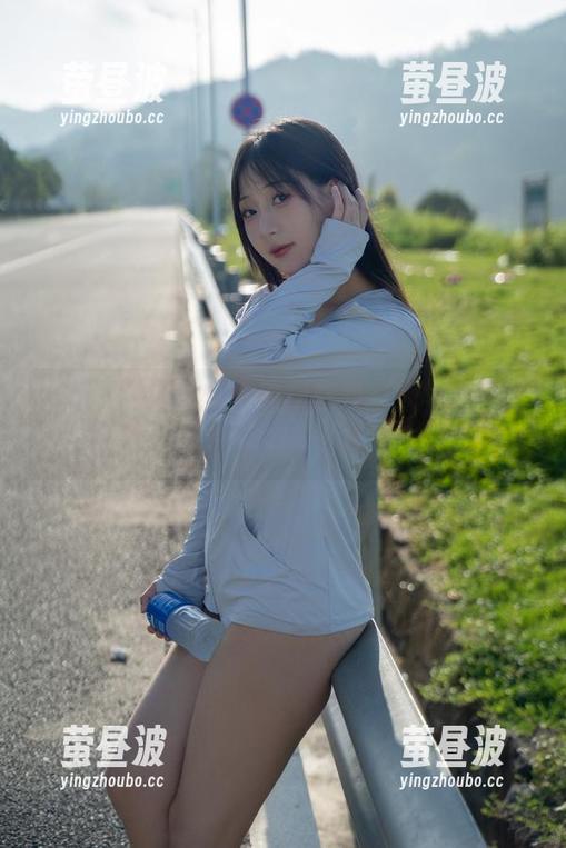 水花四溅，浅安安原图在线，火华家这泳技，难道是外星科技？