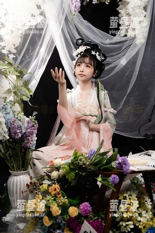 爆机少女喵小吉 爆机少女喵小吉和她的灰丝互动,纯属眼福啊。
