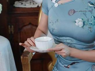 秀人网 – 沉浸在你的兔妹妹的定制写真里，女王这两字在脑海乱撞。