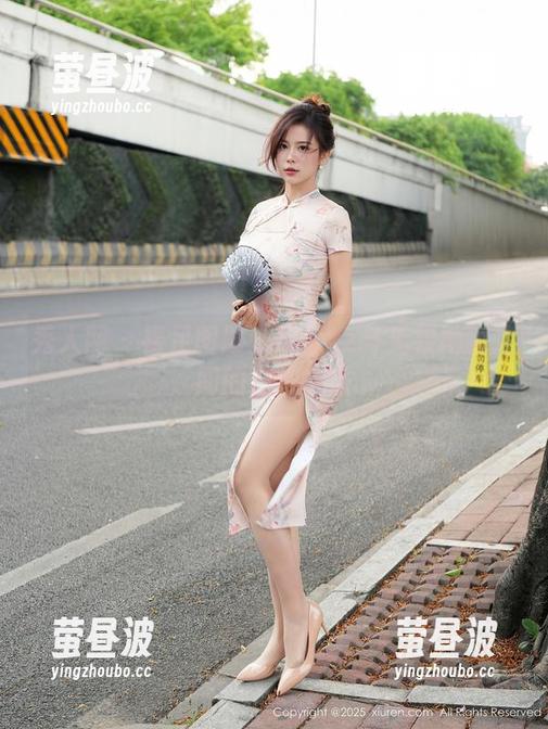 秀人网 - 裸足图册：草莓zz与无畏地面之间的微妙关系