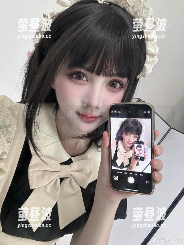 免费看！秋山AkI的网袜套图，来为你的小心脏加点料。