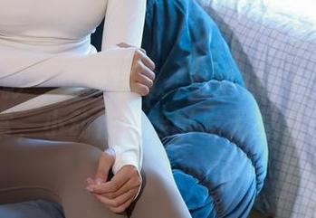 绮梦摄影 – 免费写真：莹莹在办公室的日常，小动作也能引发无限想象