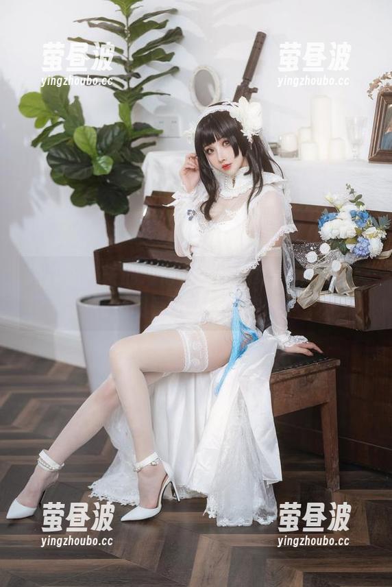 肉扣热热子的海伦礼服作品集，分享一下花里胡哨的穿搭经验吧。