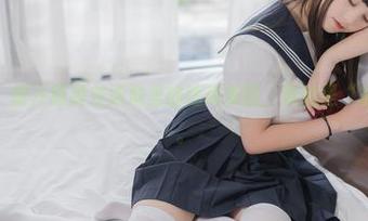 私房诱惑：蜜汁猫裘在泳池里的迷离美图，真的是“水”乎其人。