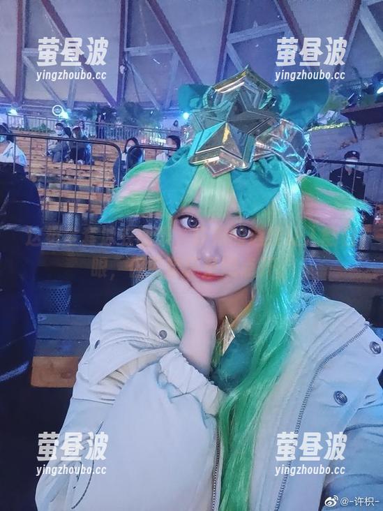 这组全套泳衣图集，许枳的选择让人翻白眼，但无奈还是想点开。