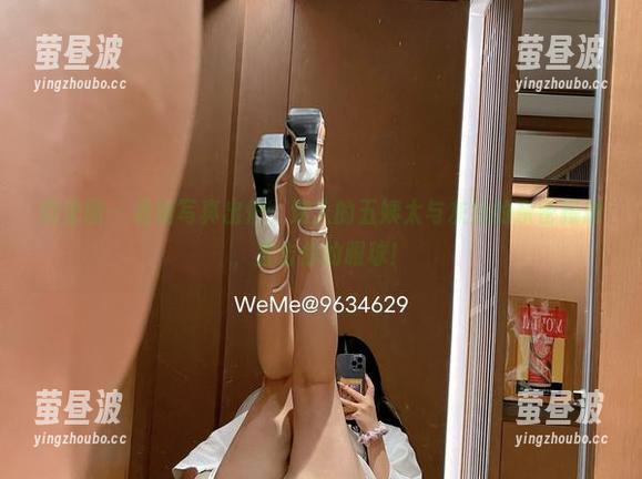 微密圈 - 最新写真出炉，迷人的五姨太与灰丝的亲密接触，直击你的眼球！