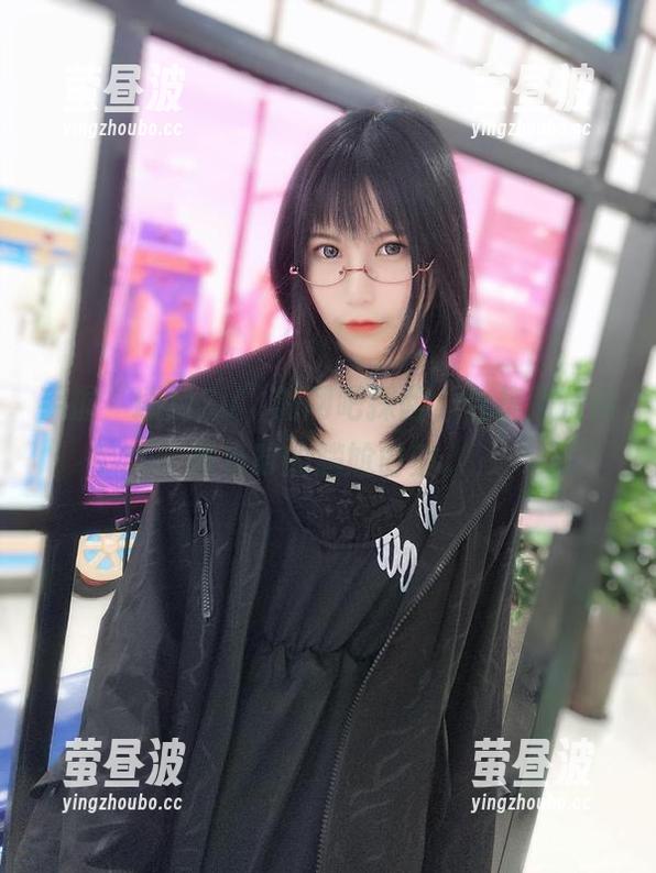 手握“逐月Su”的网吧探险，合集照片阐述当时的尴尬时刻。