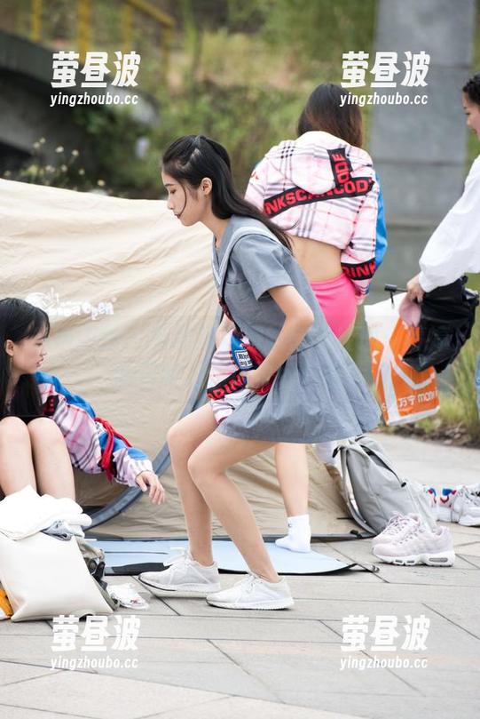 魔镜街拍-婷婷 魔镜街拍 - 有粉裙撑腰的销售经理:婷婷的日常工作也要好好看!