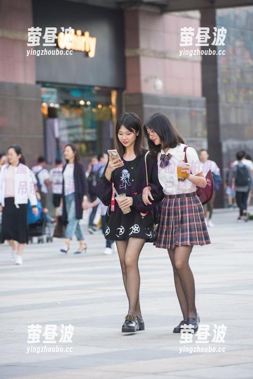 魔镜街拍 - 提醒一下，婷婷的新拍摄白色吊带连衣裙与黑丝美腿组合已经奔赴美图，不怕你看，只怕你不爱