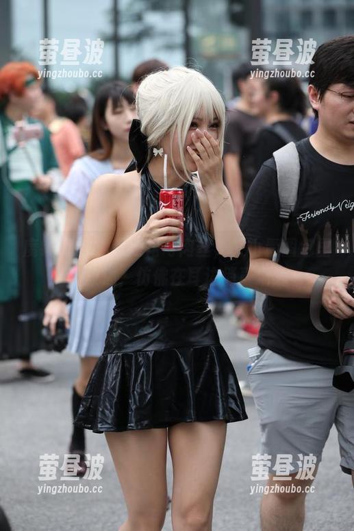 魔镜街拍-艾小青 魔镜街拍 - 超短裙与肉丝,艾小青图包里的叙述,仿佛在耳边悄声细语