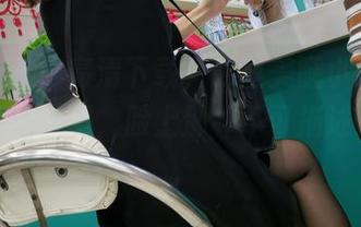魔镜街拍：高清下载，肉丝美腿小姐姐的微笑透过口罩，脸上那种不可描述的气场。