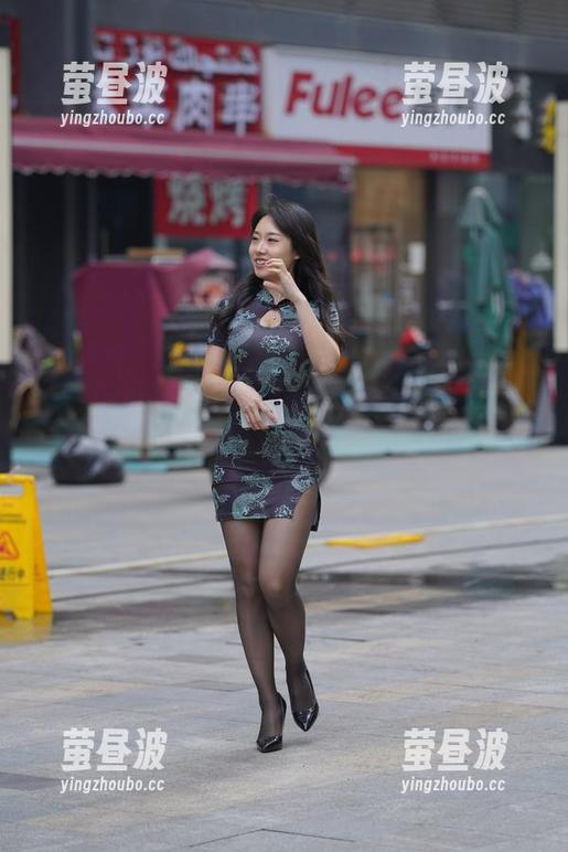 魔镜街拍 “魔镜街拍”图库里的佼佼者,黑色皮裤美女,你是从哪儿学的这气质?