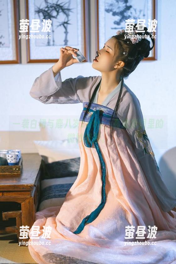 一袭白裙与鹿八岁baby，高清原图里的微妙差别。